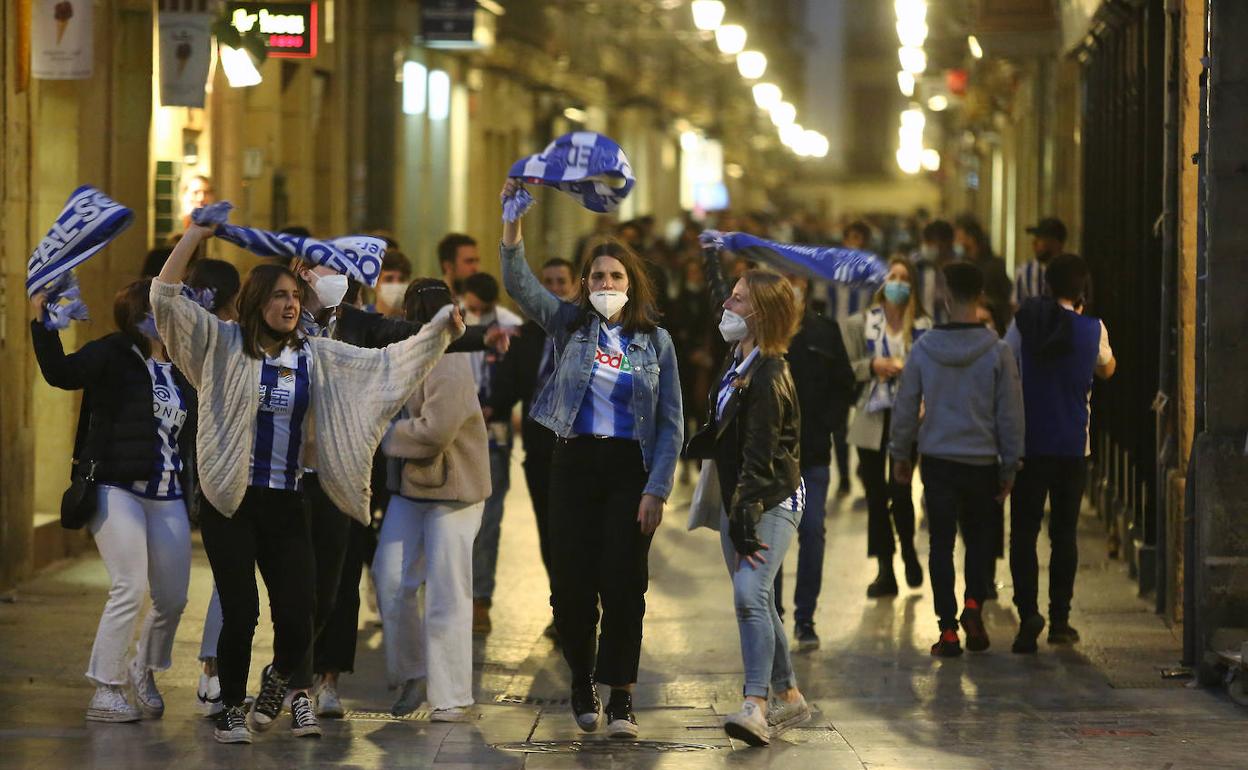 Incidentes: El título no se tradujo en aluvión de incidentes en Donostia: sólo dos detenidos por quemar un contenedor