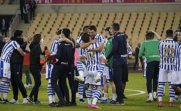 Merino, Aihen, Guevara, Isak, Januzaj, Ansotegi, Sagnan eta Barrenetxea, taldeko beste futbolari eta zenbait laguntzailerekin zelai gaineko ospakizunetan.