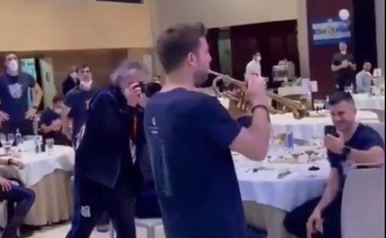 Asier Illarramendi toca la trompeta, anoche en la cena. 
