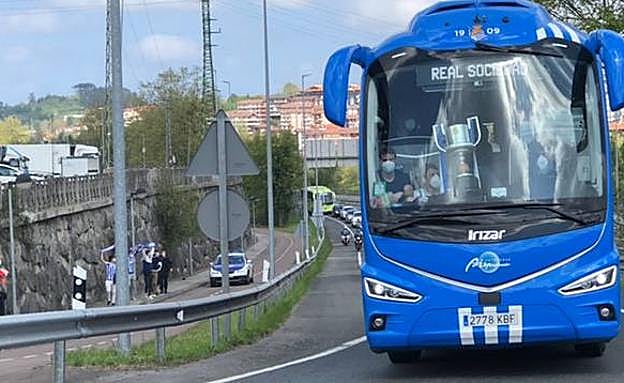 El autobús de la Real Sociedad cerca de las instalaciones de Zubieta. 