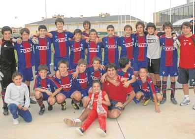 Imagen secundaria 1 - A la izquierda, otra de las plantillas armeras con Mikel Oyarzabal, fila de arriba, cuarto por la derecha. A la derecha, amigos de Mikel, en una imagen de antes de la pandemia. 