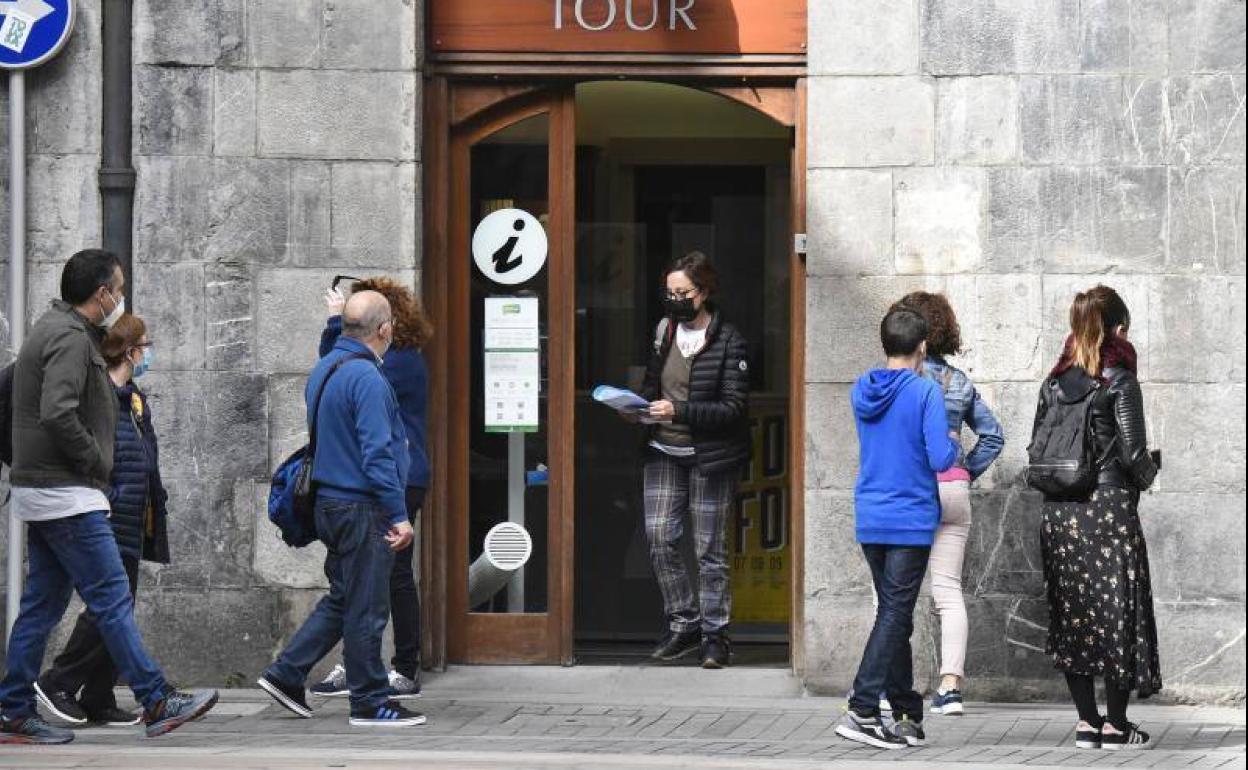 Visitantes se acercan al punto de información de Tolosa. 