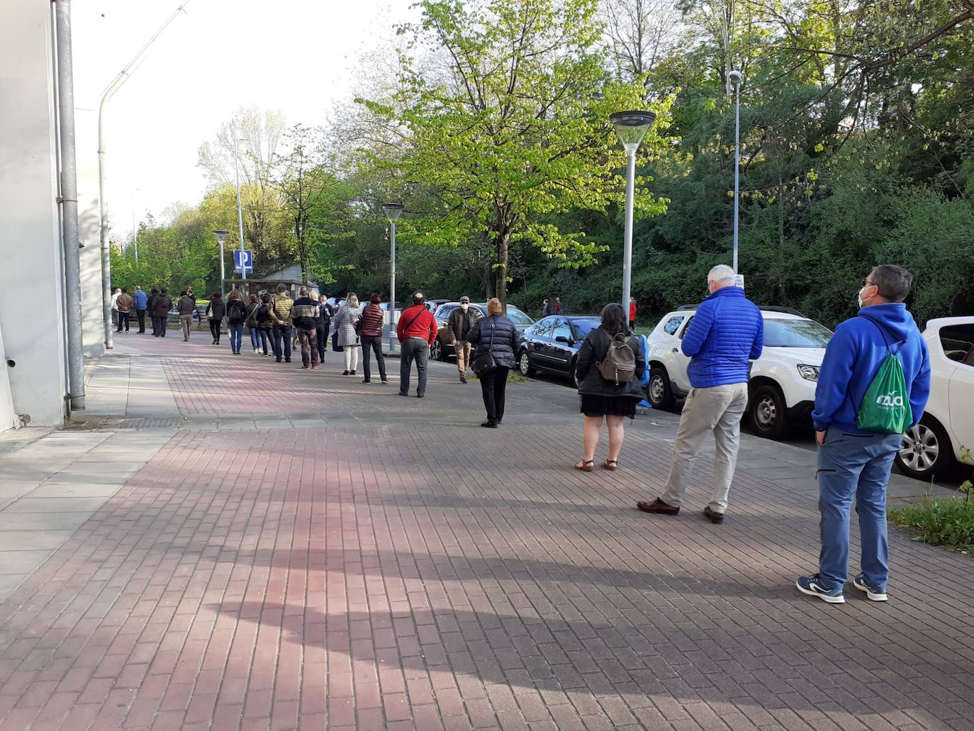 Imagen principal - Vacunación coronavirus: Las colas en Illumbe dan muestra del incremento del ritmo de vacunación en Euskadi