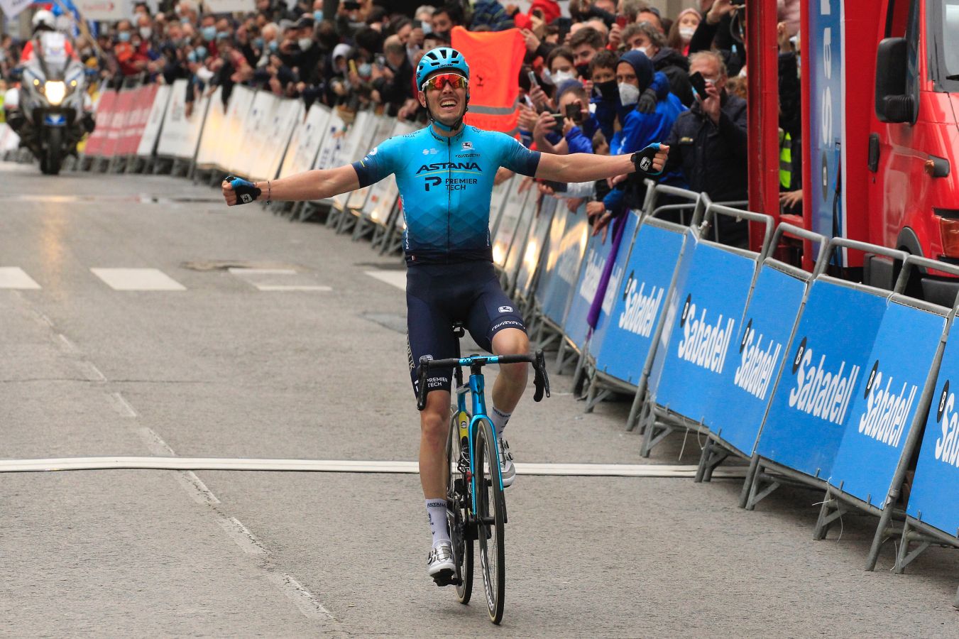 El ciclista ezkiotarra Alex Aranburu se ha llevado la segunda etapa de la Itzulia