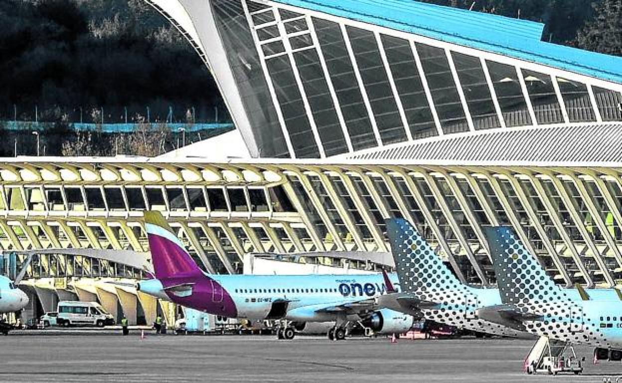 El aeropuerto confía en poder aliviar en verano las heridas económicas de la pandemia. / 