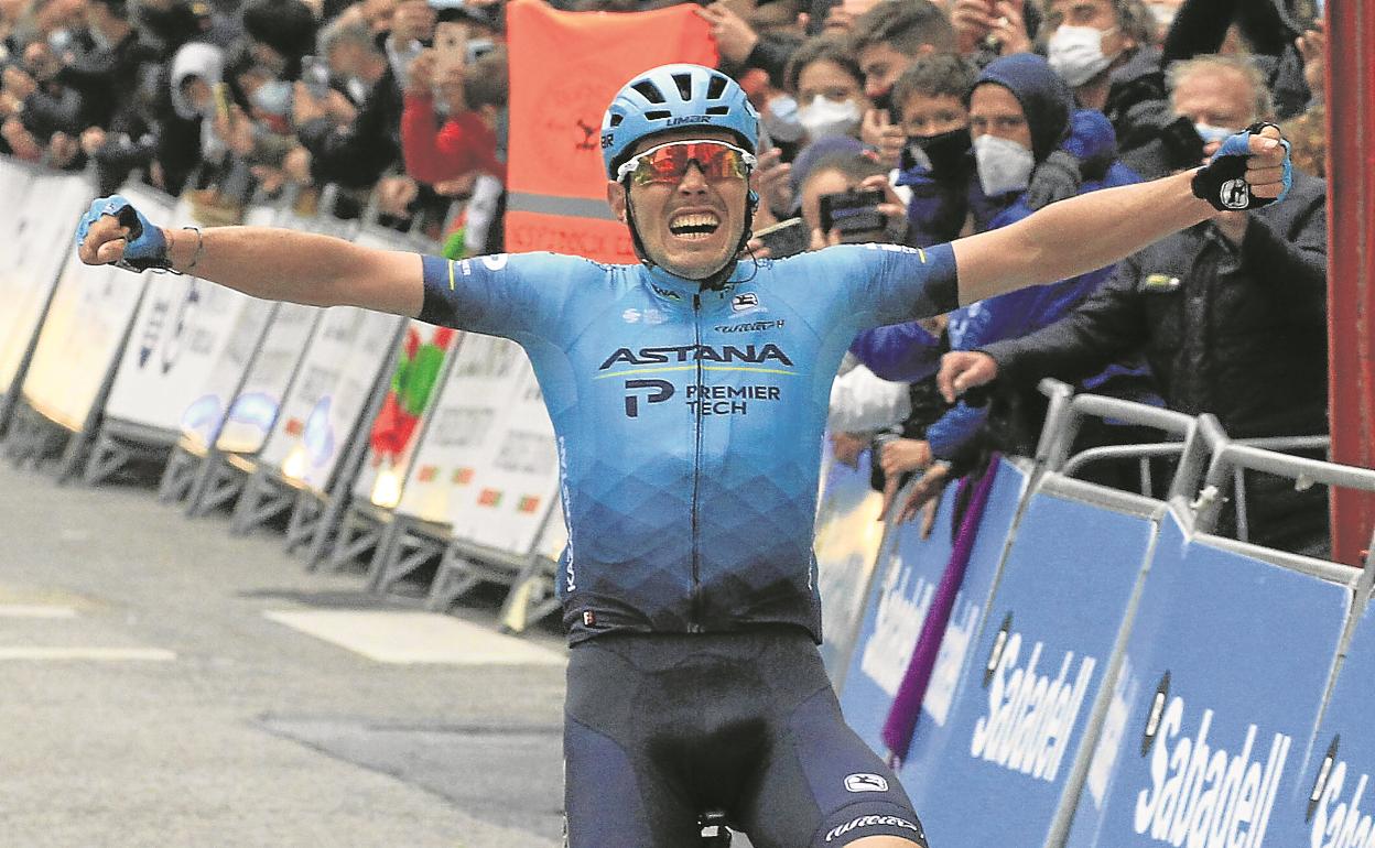 El ezkiotarra Alex Aranburu celebra su victoria en la meta de Sestao.