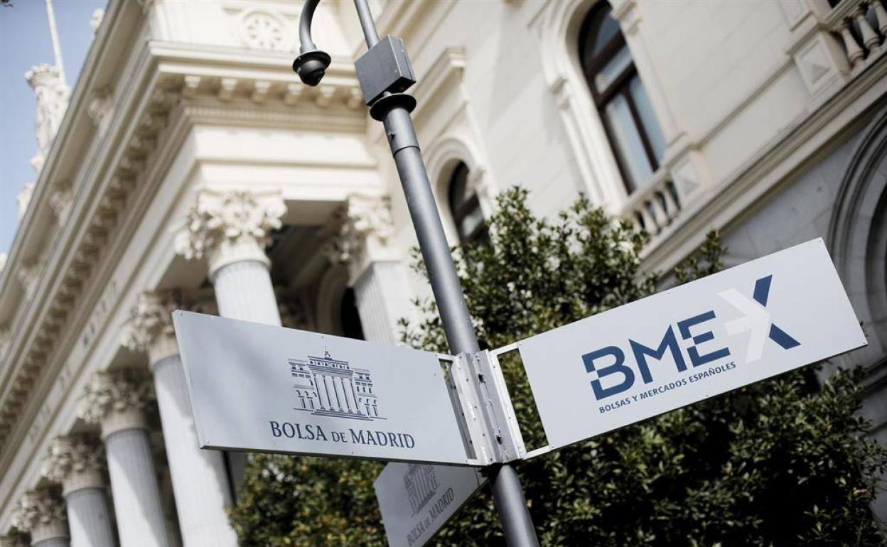 Entrada al edificio de la Bolsa de Madrid. 