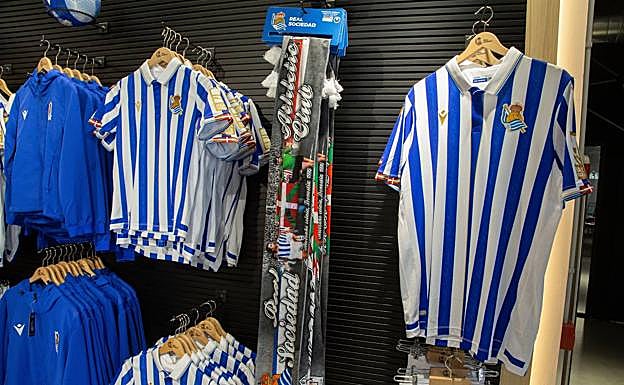 Distintivos especiales para la camiseta de la final de Copa en las tiendas de la Real Sociedad
