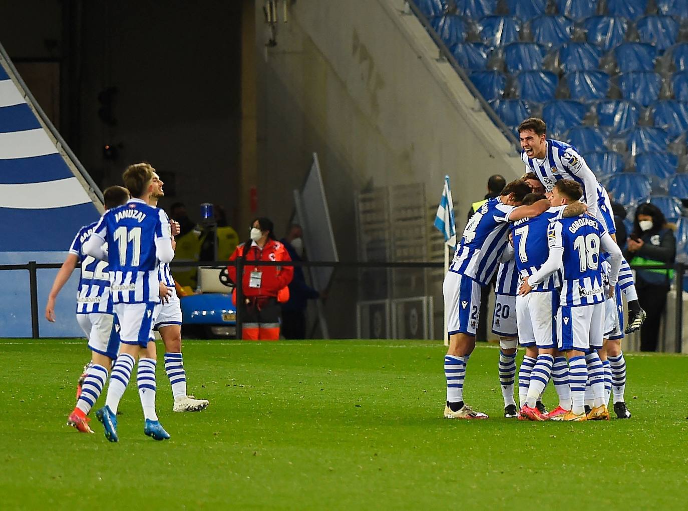 Los jugaores de la Real celebran el gol de Roberto López.