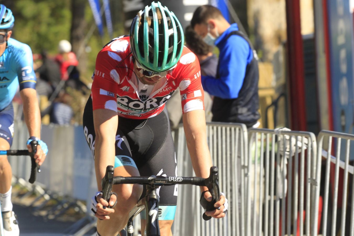 Tadej Pogacar ha sido el vencedor de la tercera etapa de la Itzulia tras la gran subida que ha protagonizado con Roglic
