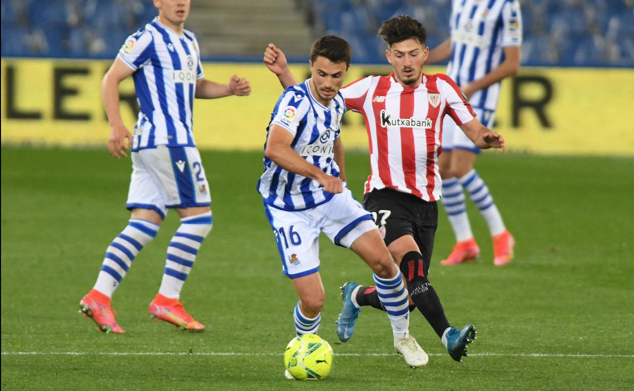 Guevar conduce el balón presionado por Vencedor.