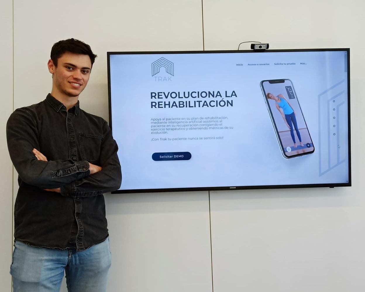 Jon Vital, junto al portal de entrada de esta app de telerehabilitación. 