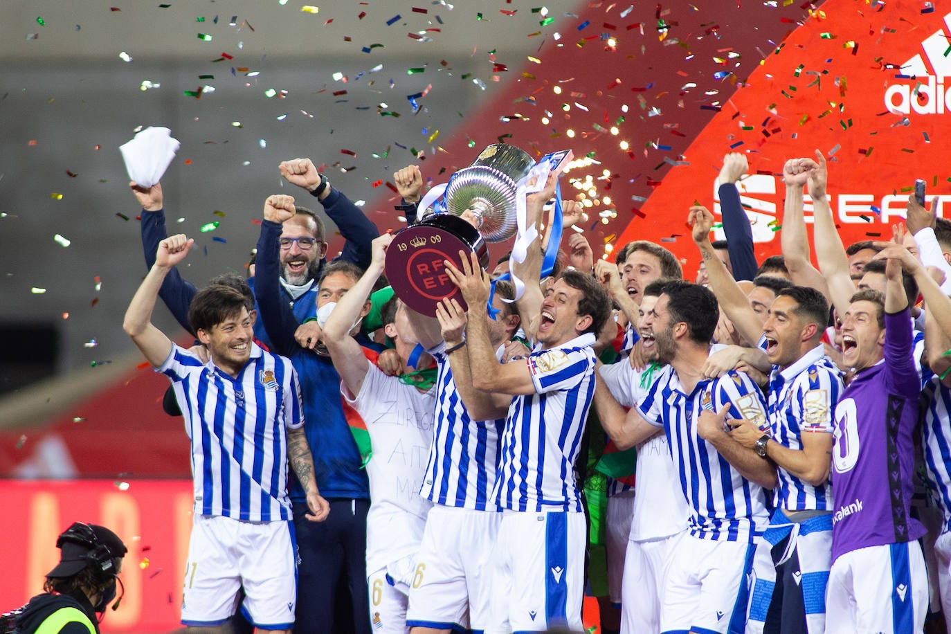 Los jugadores de la Real levantan el trofeo que les acredita como campeones de Copa.