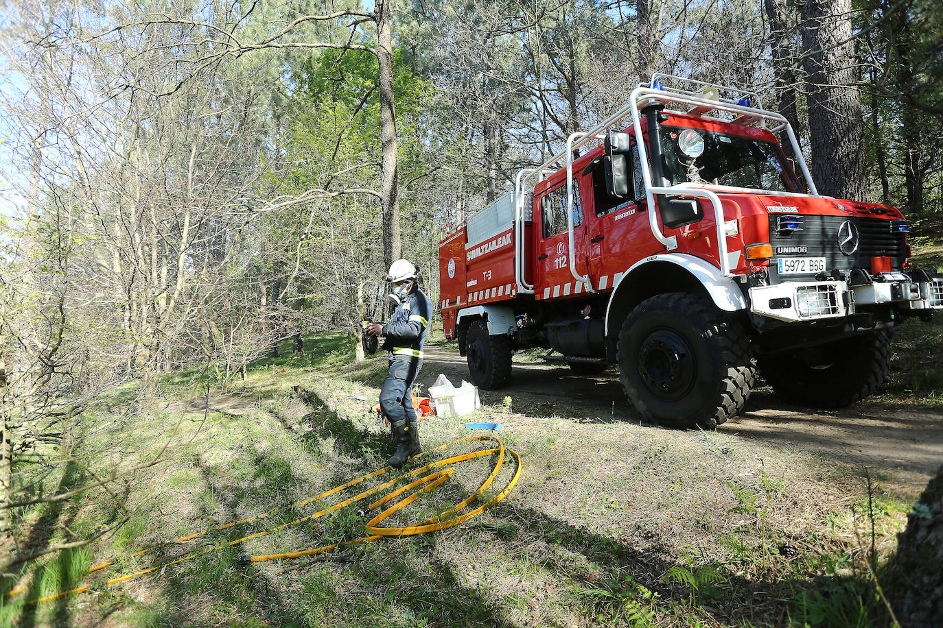 Fotos: Extinguido el incendio registrado esta madrugada en una zona forestal de Ulia