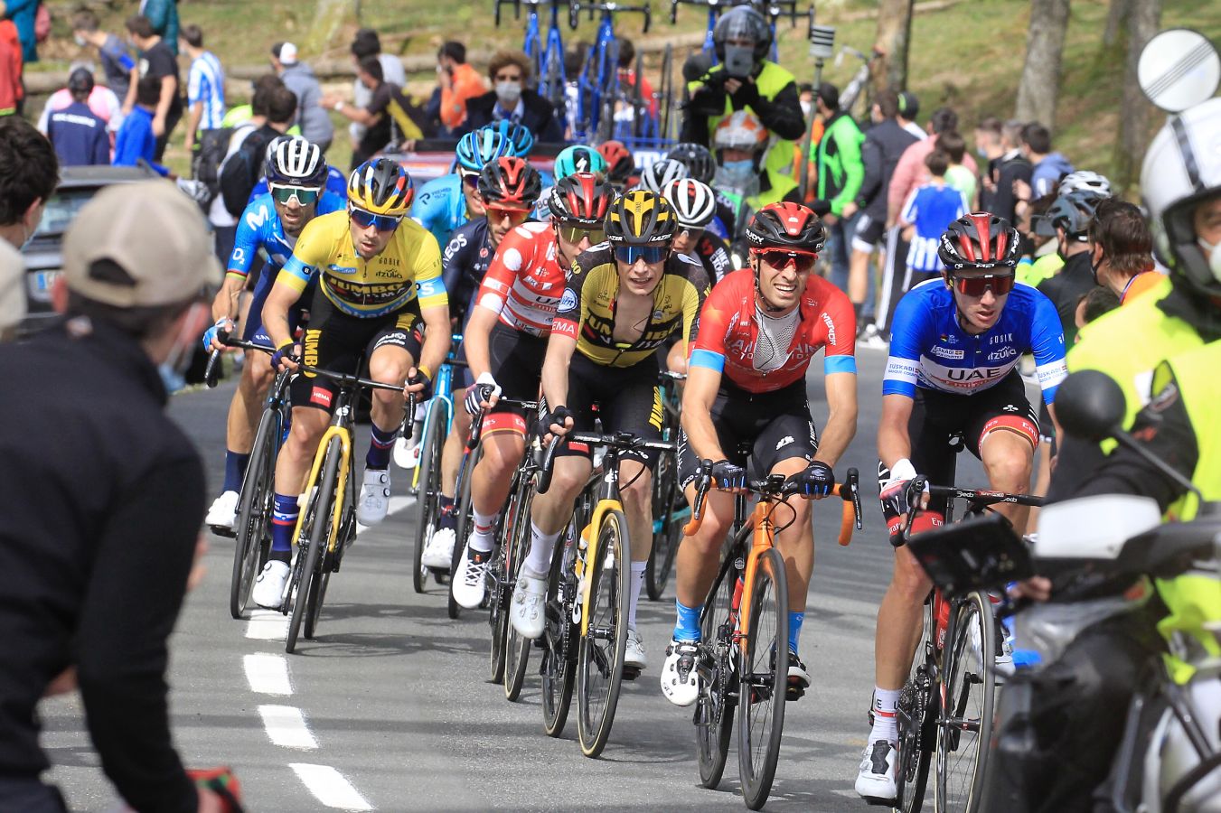 El recorrido entre Vitoria y Hondarribia ha hecho disfrutar a los aficionados con un final vibrante en el que ha ganado Ion Izagirre y ha traído un nuevo líder a la carrera. 