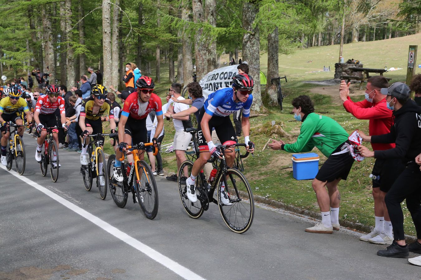 El recorrido entre Vitoria y Hondarribia ha hecho disfrutar a los aficionados con un final vibrante en el que ha ganado Ion Izagirre y ha traído un nuevo líder a la carrera. 