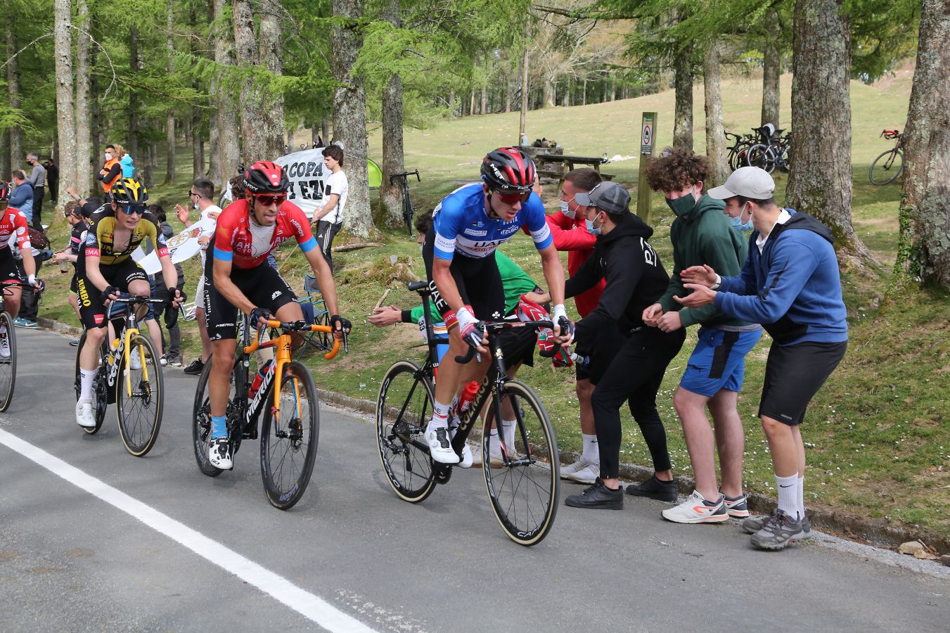 El recorrido entre Vitoria y Hondarribia ha hecho disfrutar a los aficionados con un final vibrante en el que ha ganado Ion Izagirre y ha traído un nuevo líder a la carrera. 