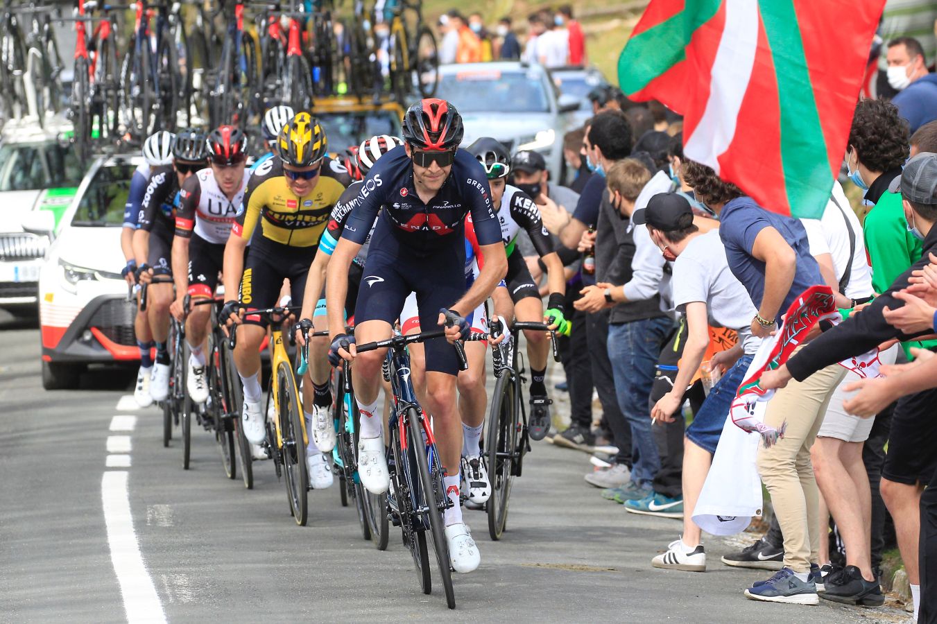 El recorrido entre Vitoria y Hondarribia ha hecho disfrutar a los aficionados con un final vibrante en el que ha ganado Ion Izagirre y ha traído un nuevo líder a la carrera. 
