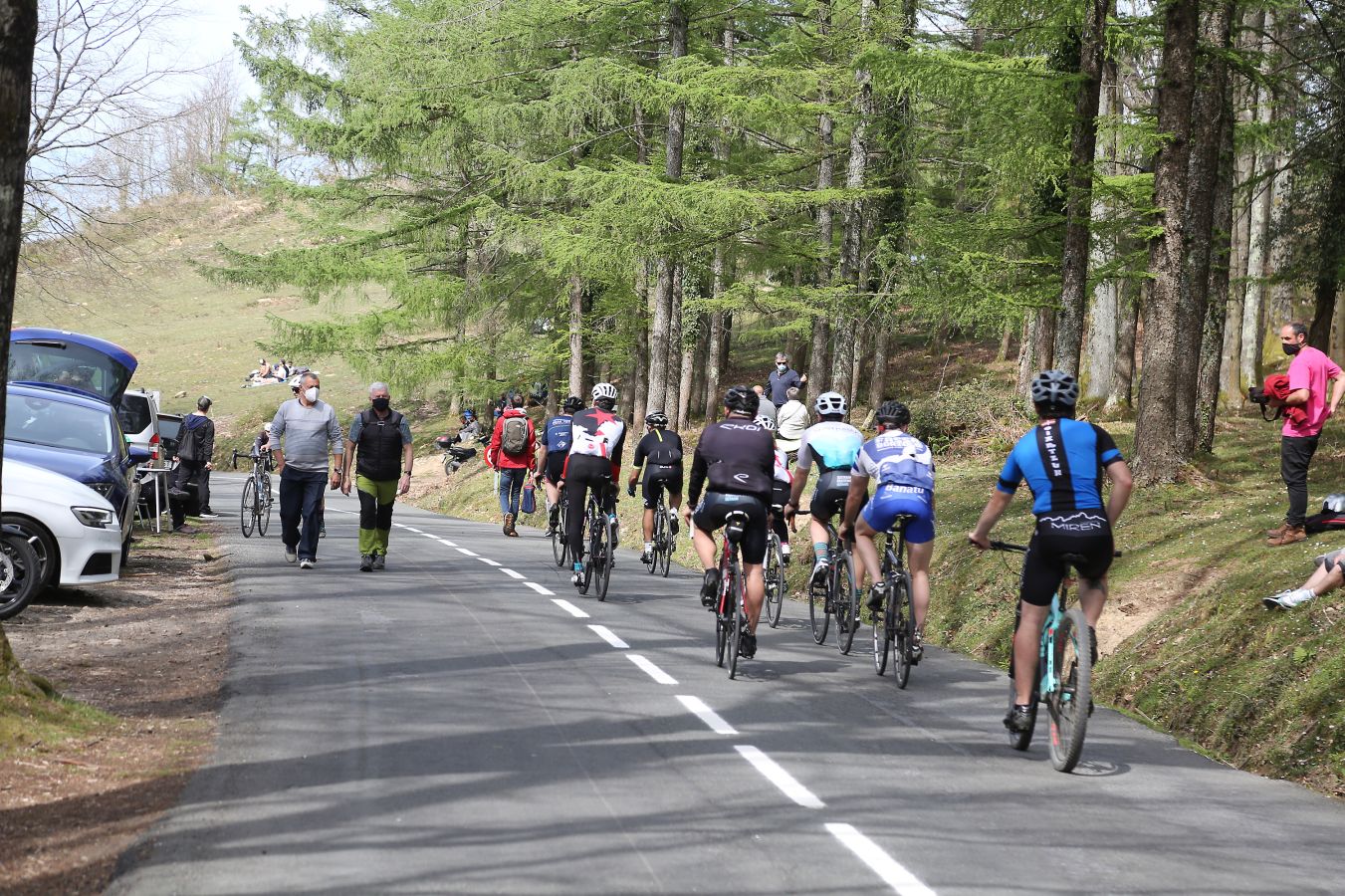 El recorrido entre Vitoria y Hondarribia ha hecho disfrutar a los aficionados con un final vibrante en el que ha ganado Ion Izagirre y ha traído un nuevo líder a la carrera. 