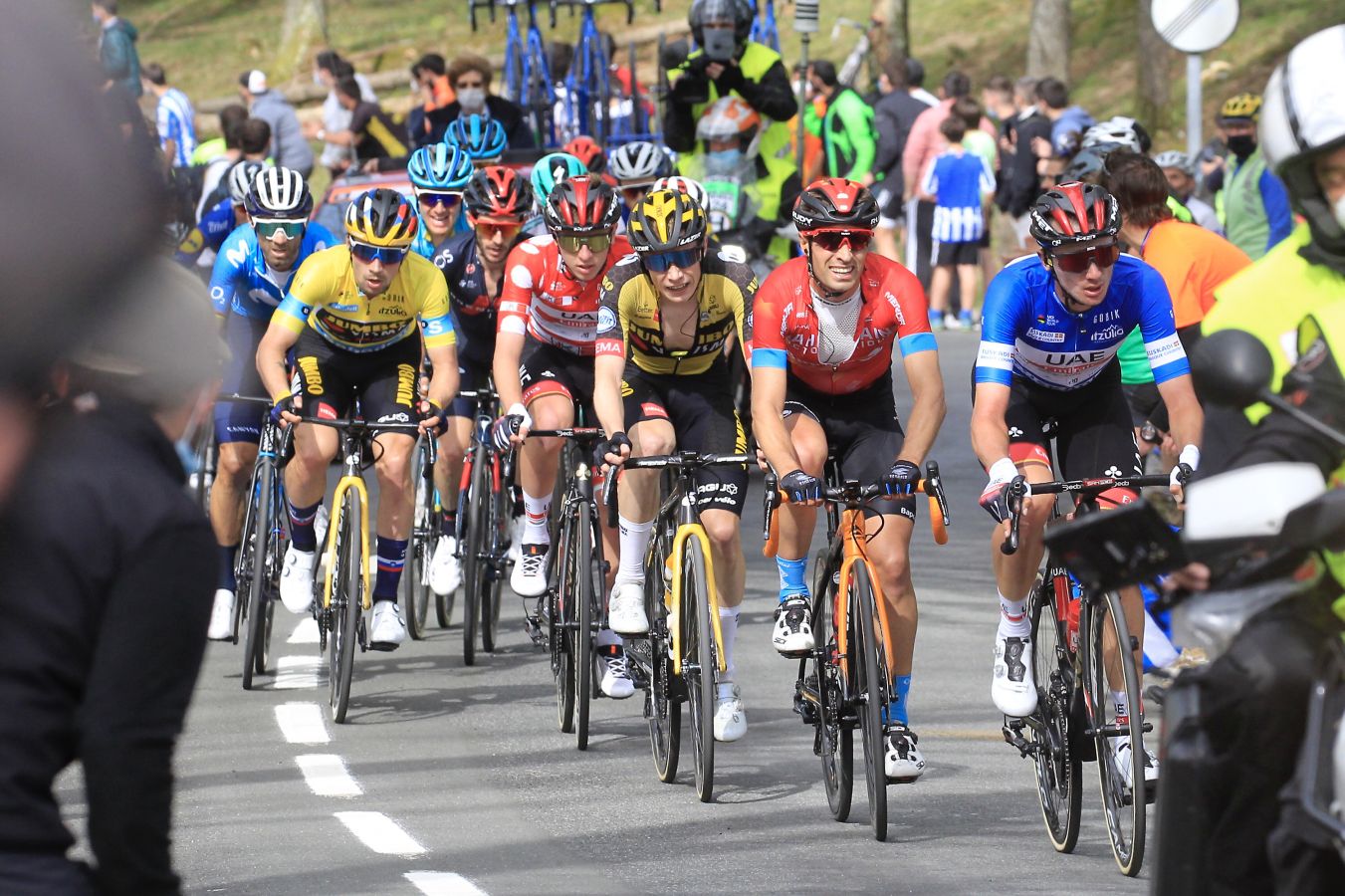 El recorrido entre Vitoria y Hondarribia ha hecho disfrutar a los aficionados con un final vibrante en el que ha ganado Ion Izagirre y ha traído un nuevo líder a la carrera. 