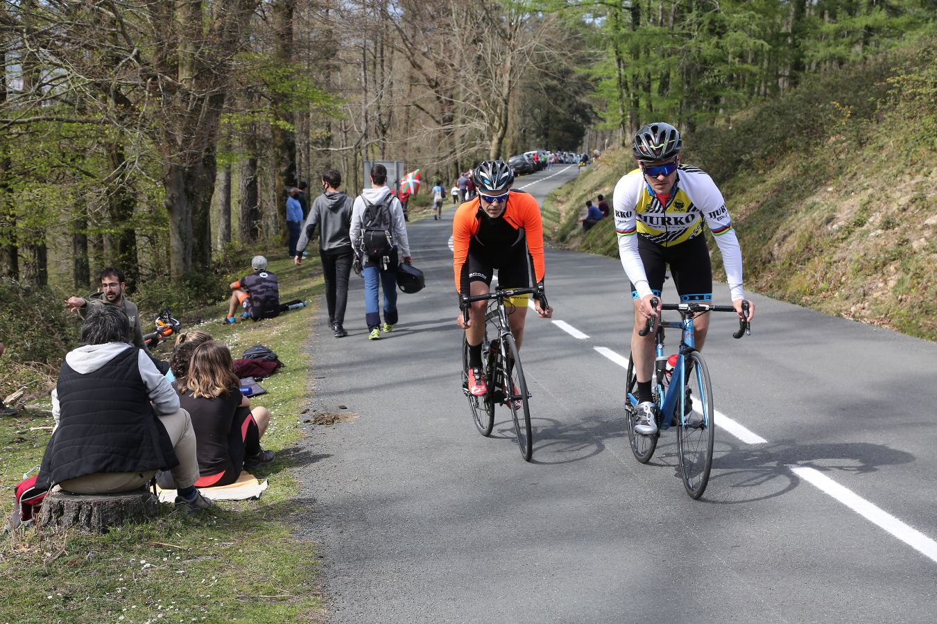 El recorrido entre Vitoria y Hondarribia ha hecho disfrutar a los aficionados con un final vibrante en el que ha ganado Ion Izagirre y ha traído un nuevo líder a la carrera. 