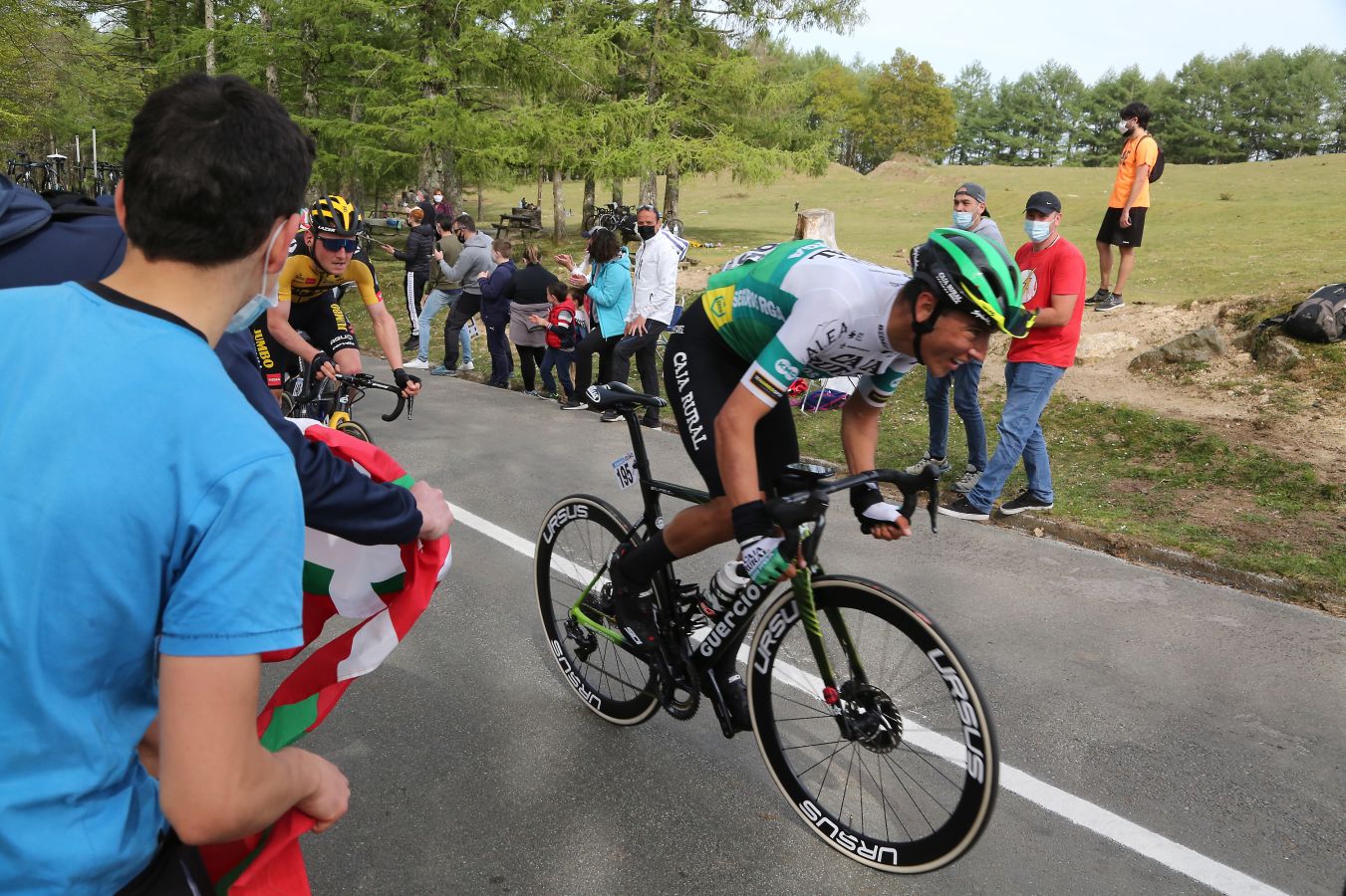 El recorrido entre Vitoria y Hondarribia ha hecho disfrutar a los aficionados con un final vibrante en el que ha ganado Ion Izagirre y ha traído un nuevo líder a la carrera. 