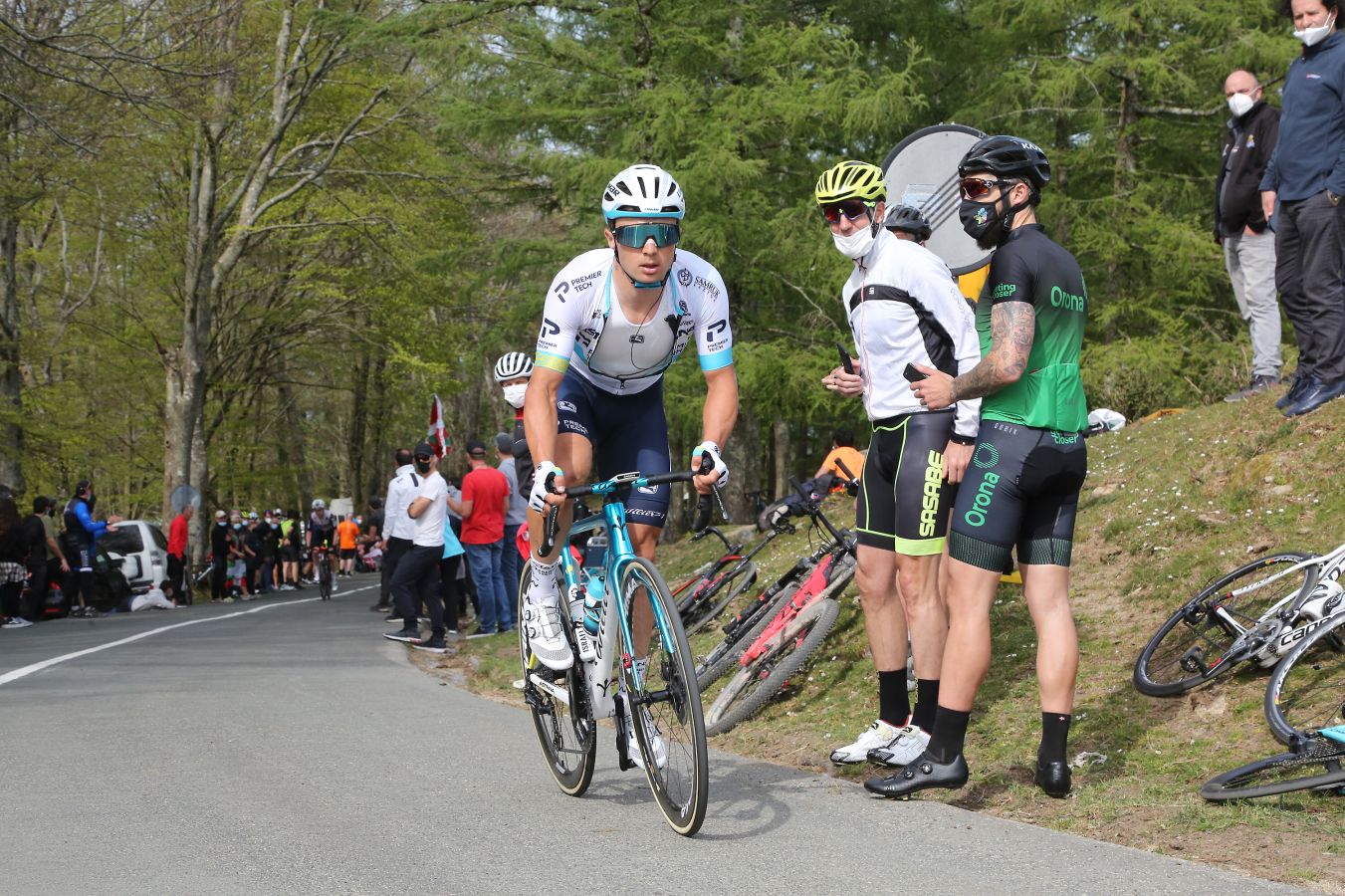El recorrido entre Vitoria y Hondarribia ha hecho disfrutar a los aficionados con un final vibrante en el que ha ganado Ion Izagirre y ha traído un nuevo líder a la carrera. 