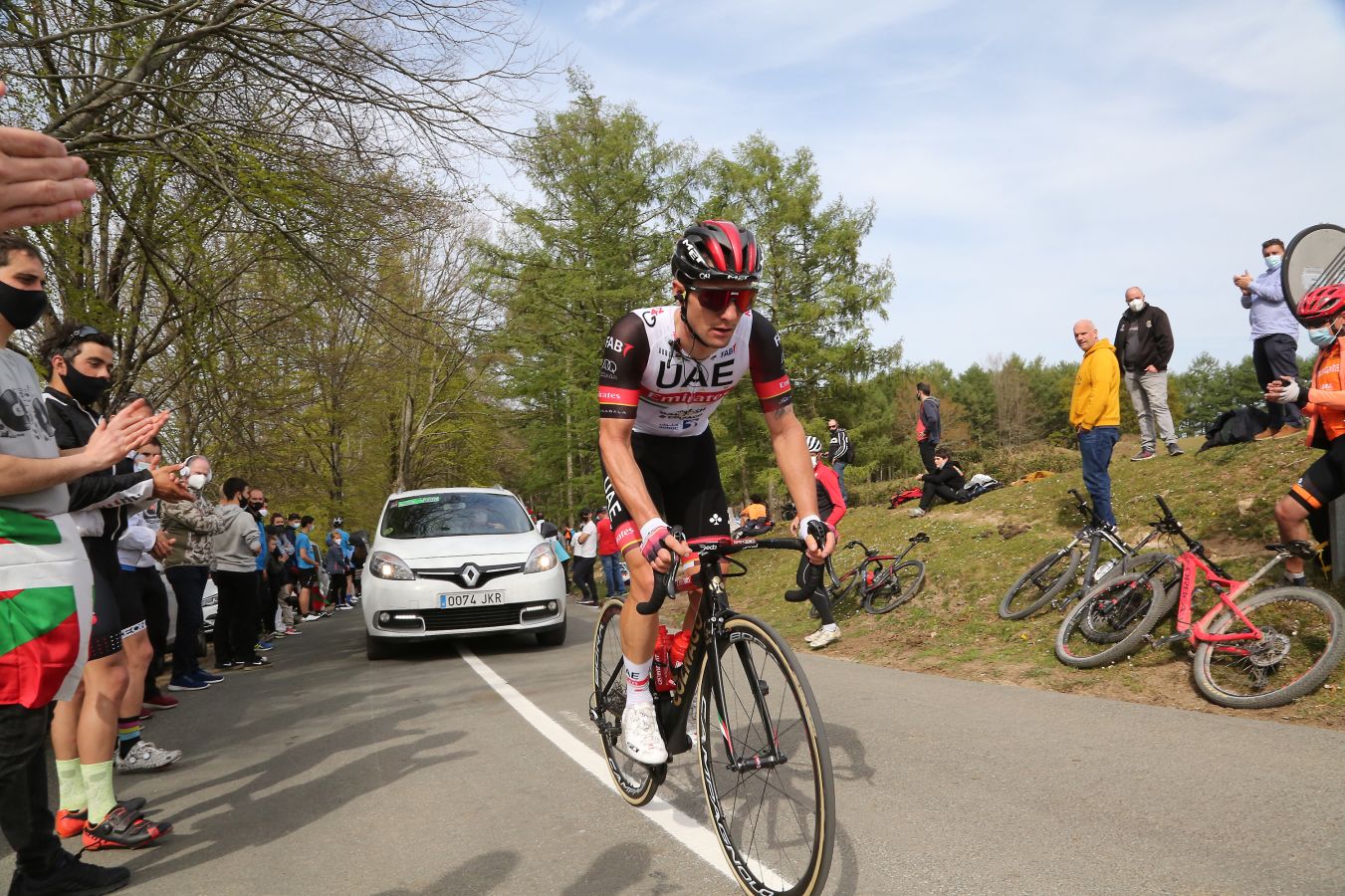El recorrido entre Vitoria y Hondarribia ha hecho disfrutar a los aficionados con un final vibrante en el que ha ganado Ion Izagirre y ha traído un nuevo líder a la carrera. 