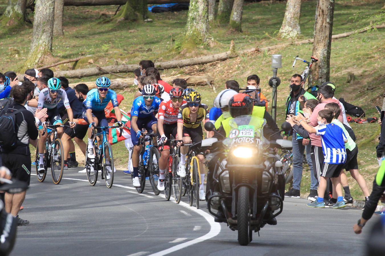 El recorrido entre Vitoria y Hondarribia ha hecho disfrutar a los aficionados con un final vibrante en el que ha ganado Ion Izagirre y ha traído un nuevo líder a la carrera. 