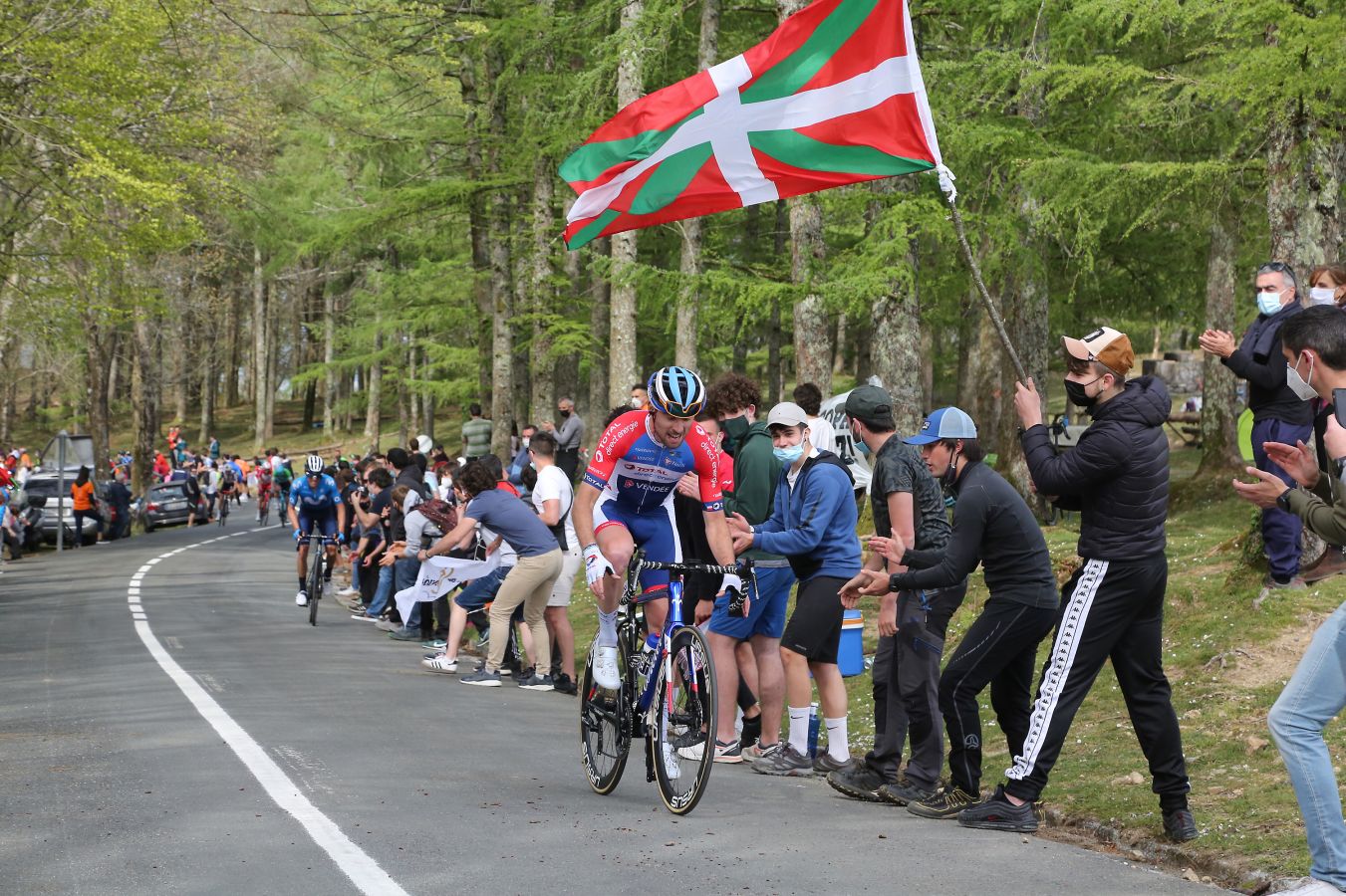 El recorrido entre Vitoria y Hondarribia ha hecho disfrutar a los aficionados con un final vibrante en el que ha ganado Ion Izagirre y ha traído un nuevo líder a la carrera. 
