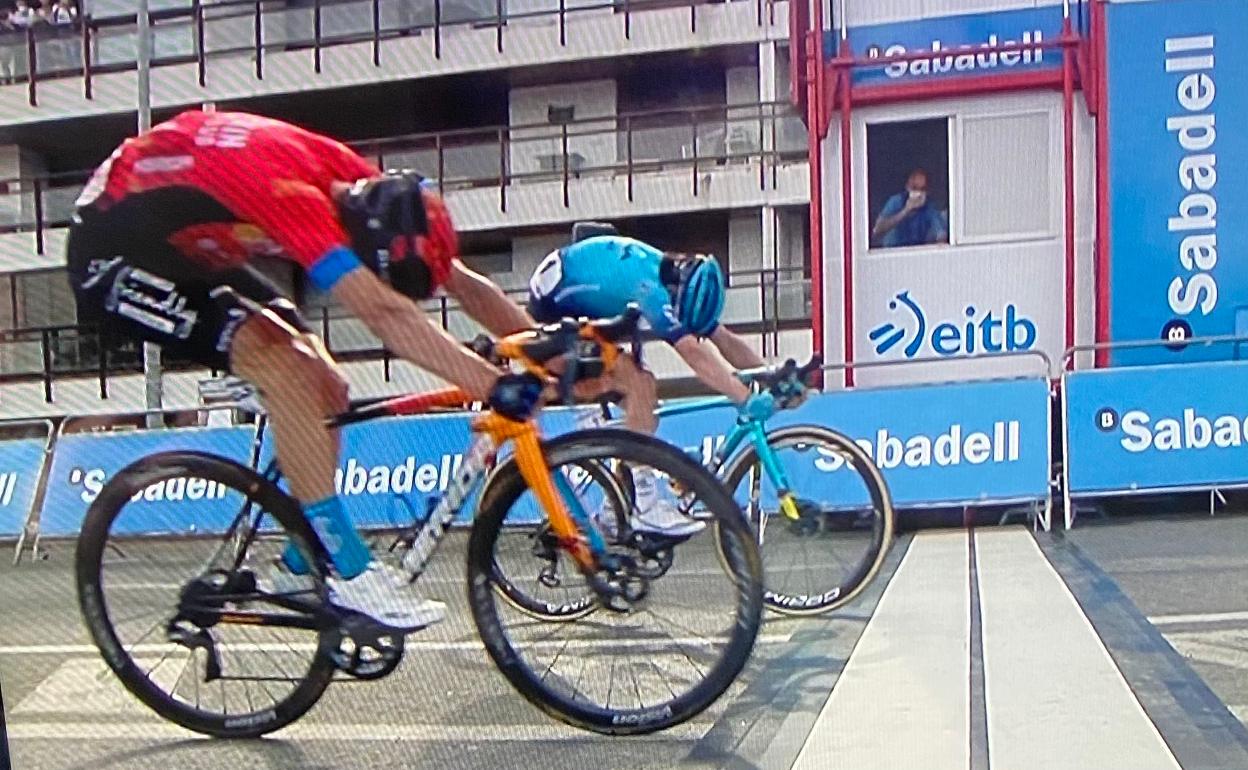 Ion Izagirre se ha llevado la victoria en Hondarribia por una diferencia ínfima.