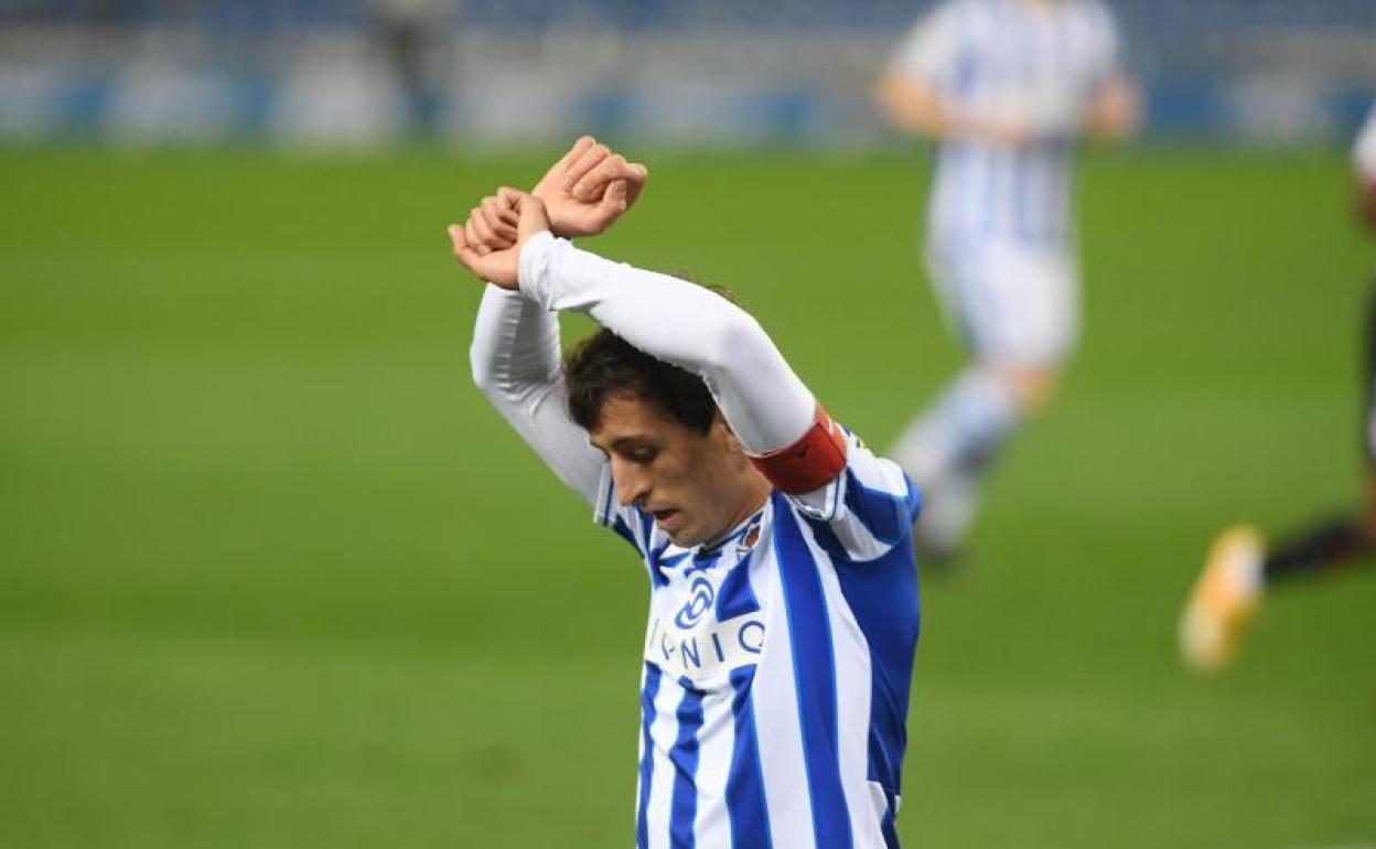 Oyarzabal, autor del histórico gol de la final, levanta los brazos, en un instante del partido. 