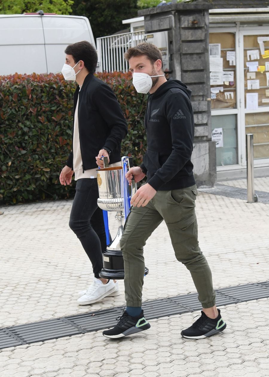 La Real Sociedad ha ofrecido este viernes el trofeo de la Copa del Rey a los sanitarios del Hospital Donostia