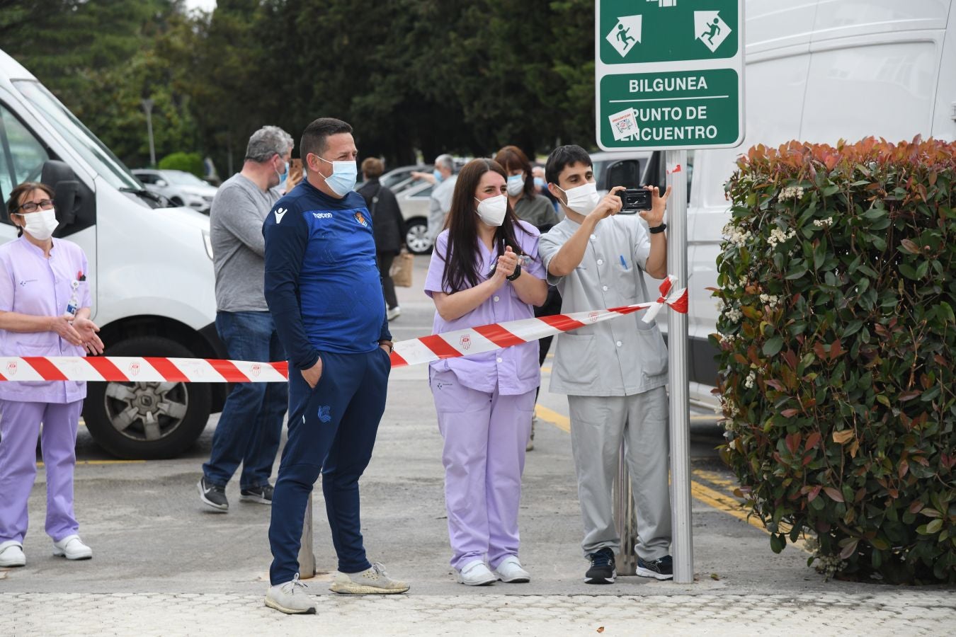 La Real Sociedad ha ofrecido este viernes el trofeo de la Copa del Rey a los sanitarios del Hospital Donostia