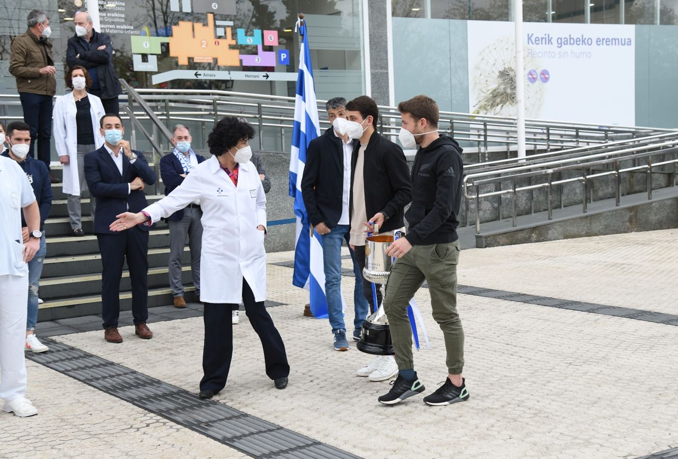 La Real Sociedad ha ofrecido este viernes el trofeo de la Copa del Rey a los sanitarios del Hospital Donostia