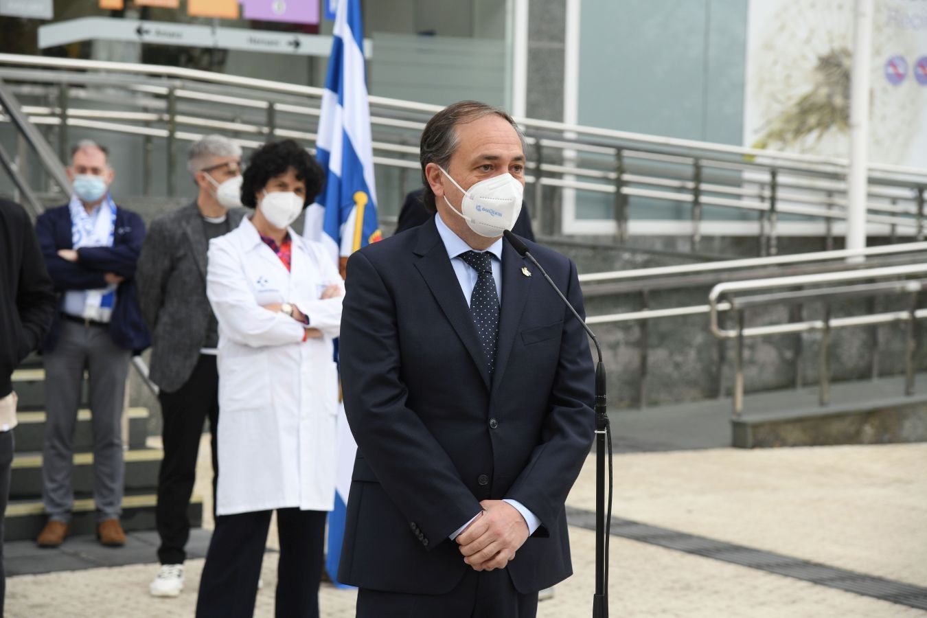 La Real Sociedad ha ofrecido este viernes el trofeo de la Copa del Rey a los sanitarios del Hospital Donostia