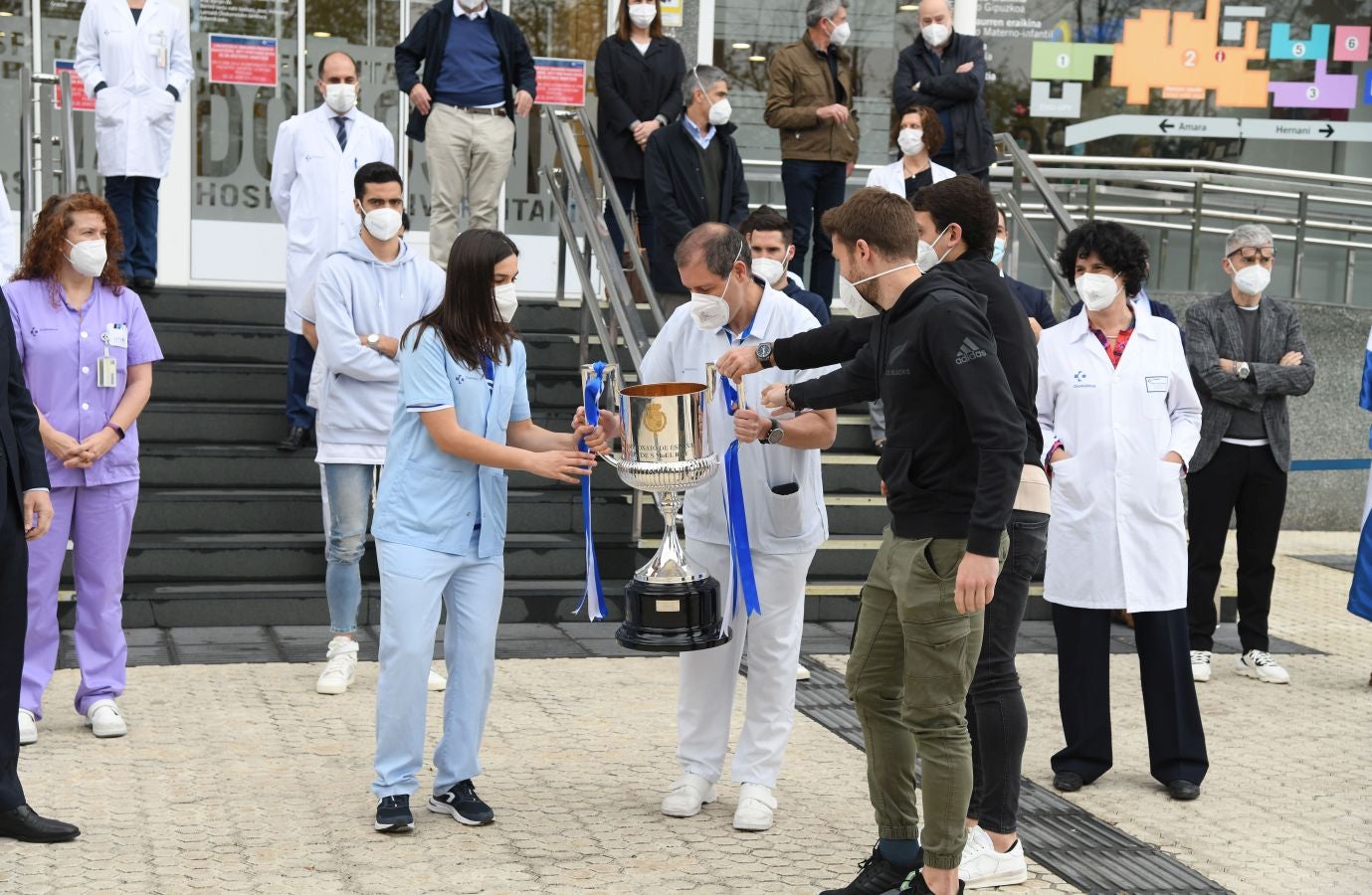 La Real Sociedad ha ofrecido este viernes el trofeo de la Copa del Rey a los sanitarios del Hospital Donostia
