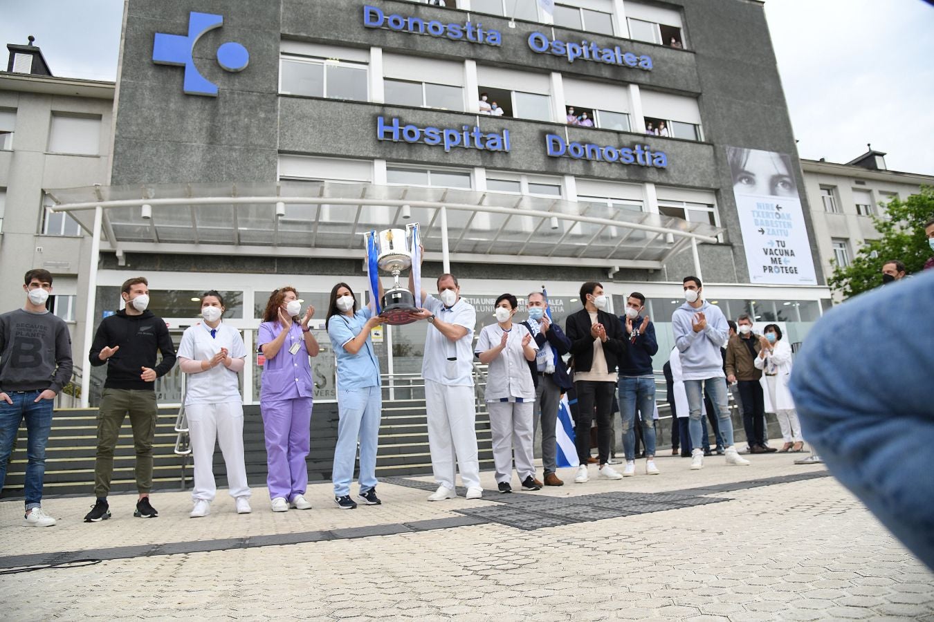 La Real Sociedad ha ofrecido este viernes el trofeo de la Copa del Rey a los sanitarios del Hospital Donostia