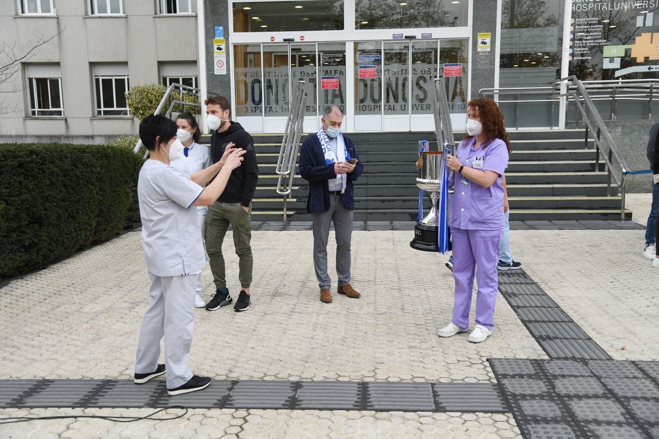 La Real Sociedad ha ofrecido este viernes el trofeo de la Copa del Rey a los sanitarios del Hospital Donostia