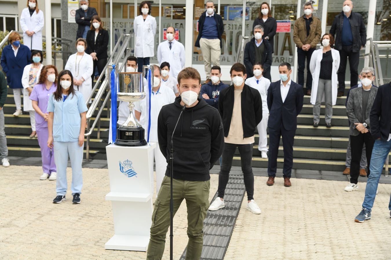 La Real Sociedad ha ofrecido este viernes el trofeo de la Copa del Rey a los sanitarios del Hospital Donostia