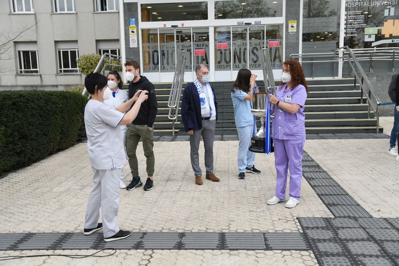La Real Sociedad ha ofrecido este viernes el trofeo de la Copa del Rey a los sanitarios del Hospital Donostia