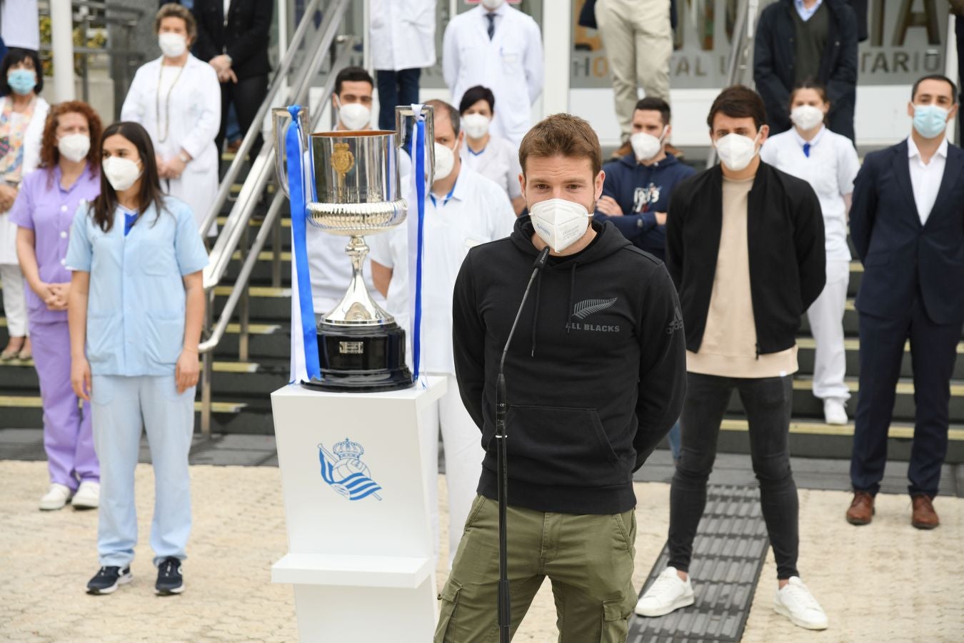 La Real Sociedad ha ofrecido este viernes el trofeo de la Copa del Rey a los sanitarios del Hospital Donostia