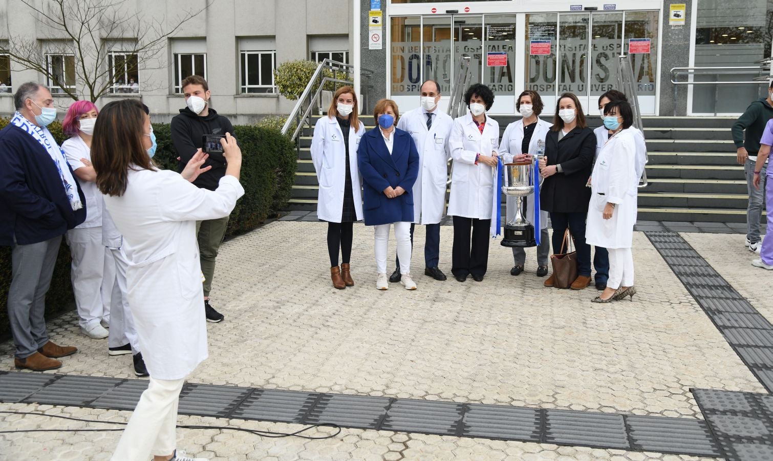 La Real Sociedad ha ofrecido este viernes el trofeo de la Copa del Rey a los sanitarios del Hospital Donostia