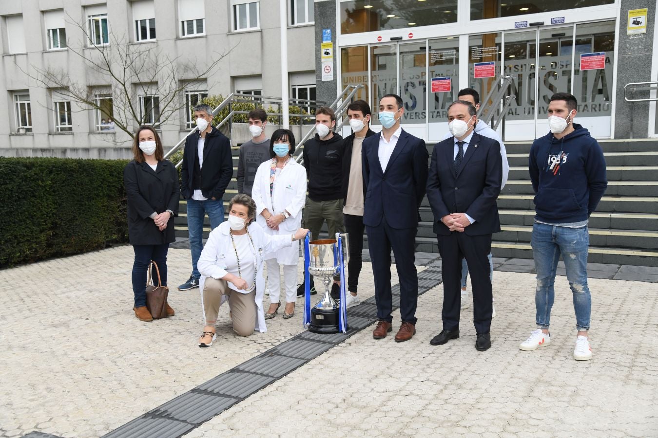 La Real Sociedad ha ofrecido este viernes el trofeo de la Copa del Rey a los sanitarios del Hospital Donostia