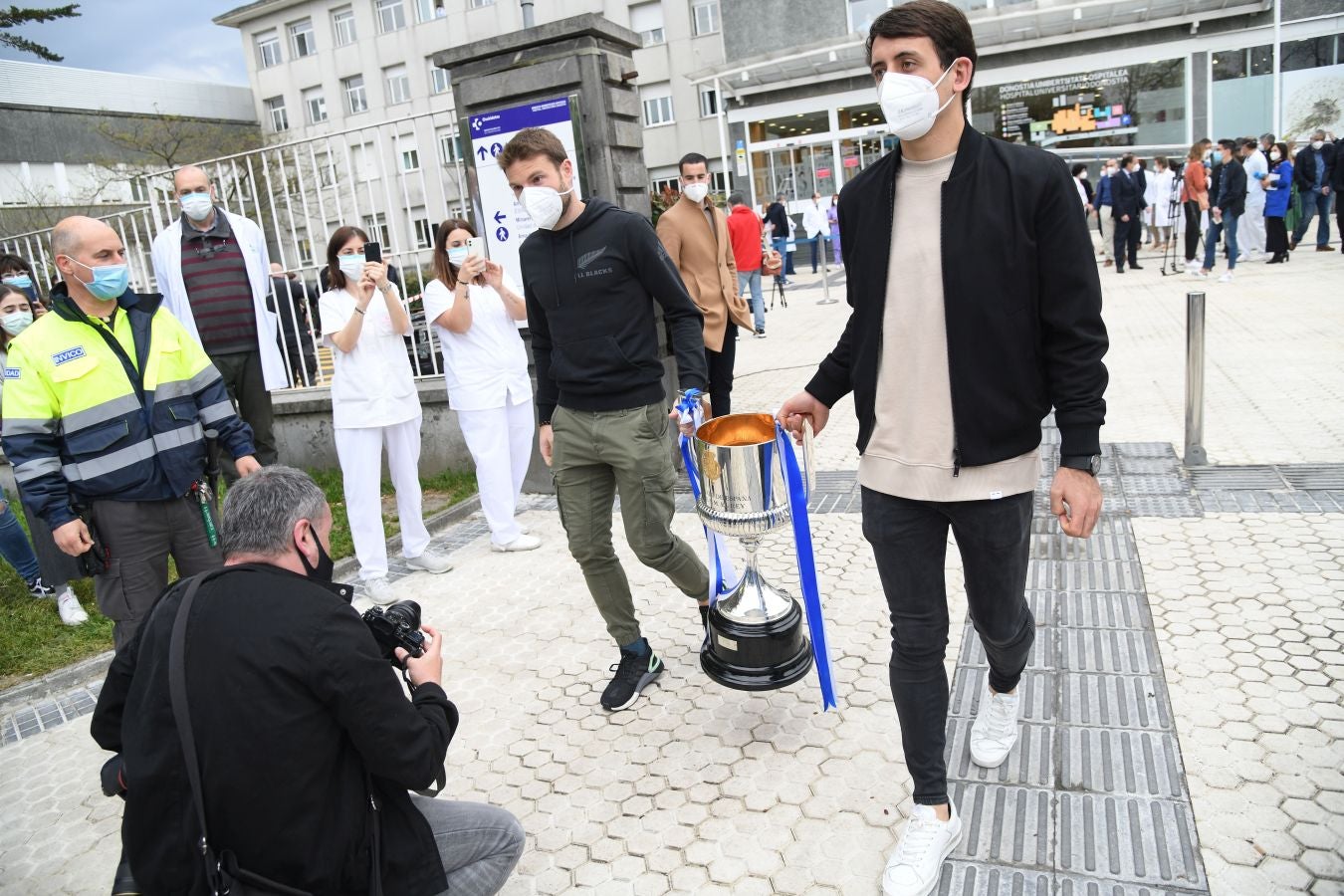La Real Sociedad ha ofrecido este viernes el trofeo de la Copa del Rey a los sanitarios del Hospital Donostia
