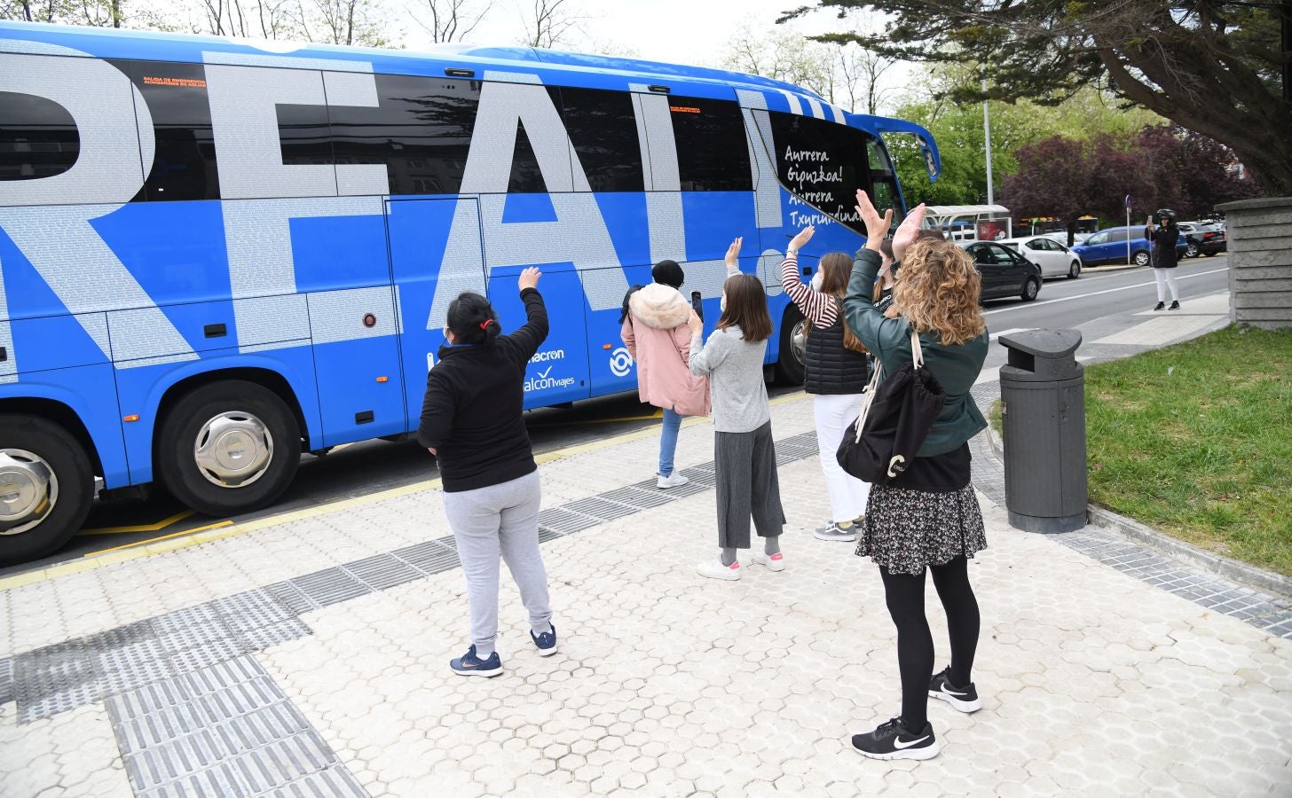 La Real Sociedad ha ofrecido este viernes el trofeo de la Copa del Rey a los sanitarios del Hospital Donostia