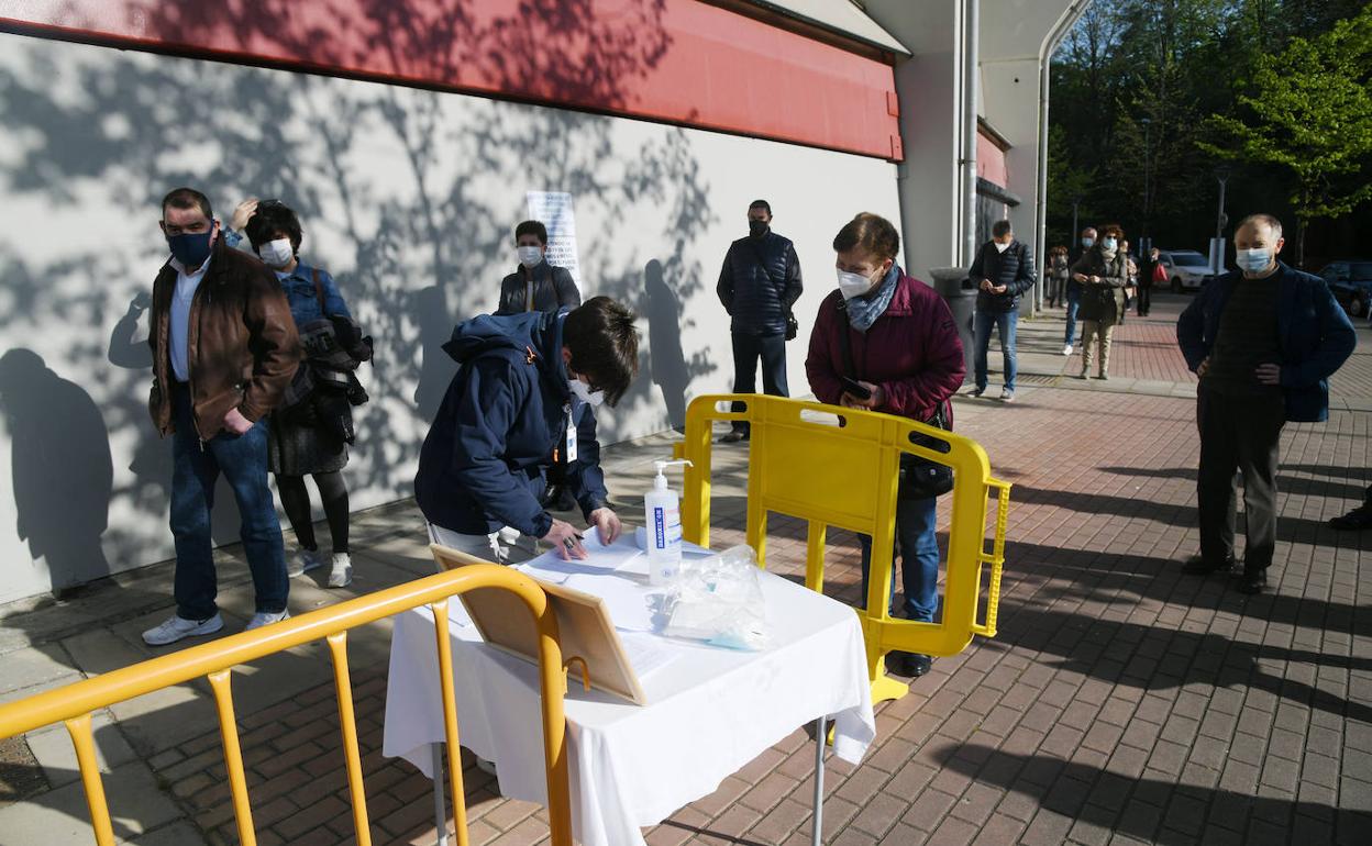 Ciudadanos hacen cola hace unos días en el vacunódromo de Illunbe para recibir la primera dosis de AstraZeneca.
