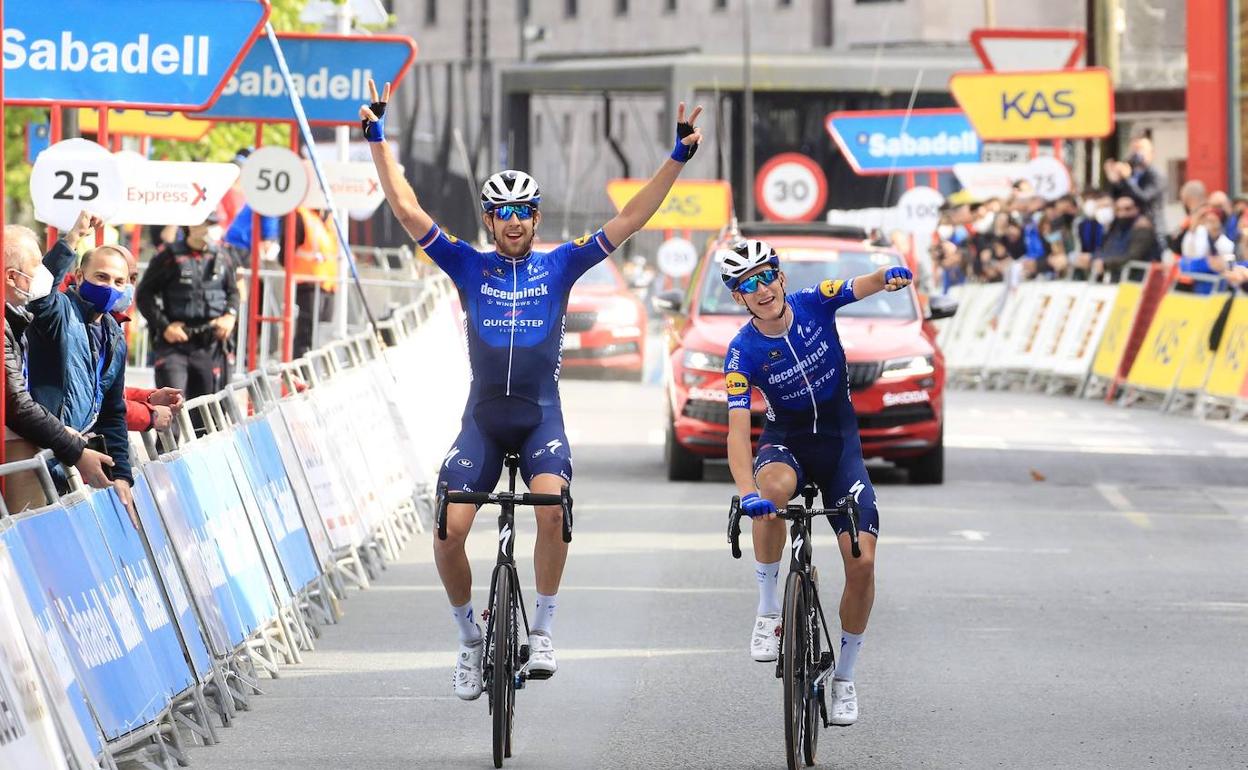 Honoré y Cerny entran juntos en la metra de Ondarroa.