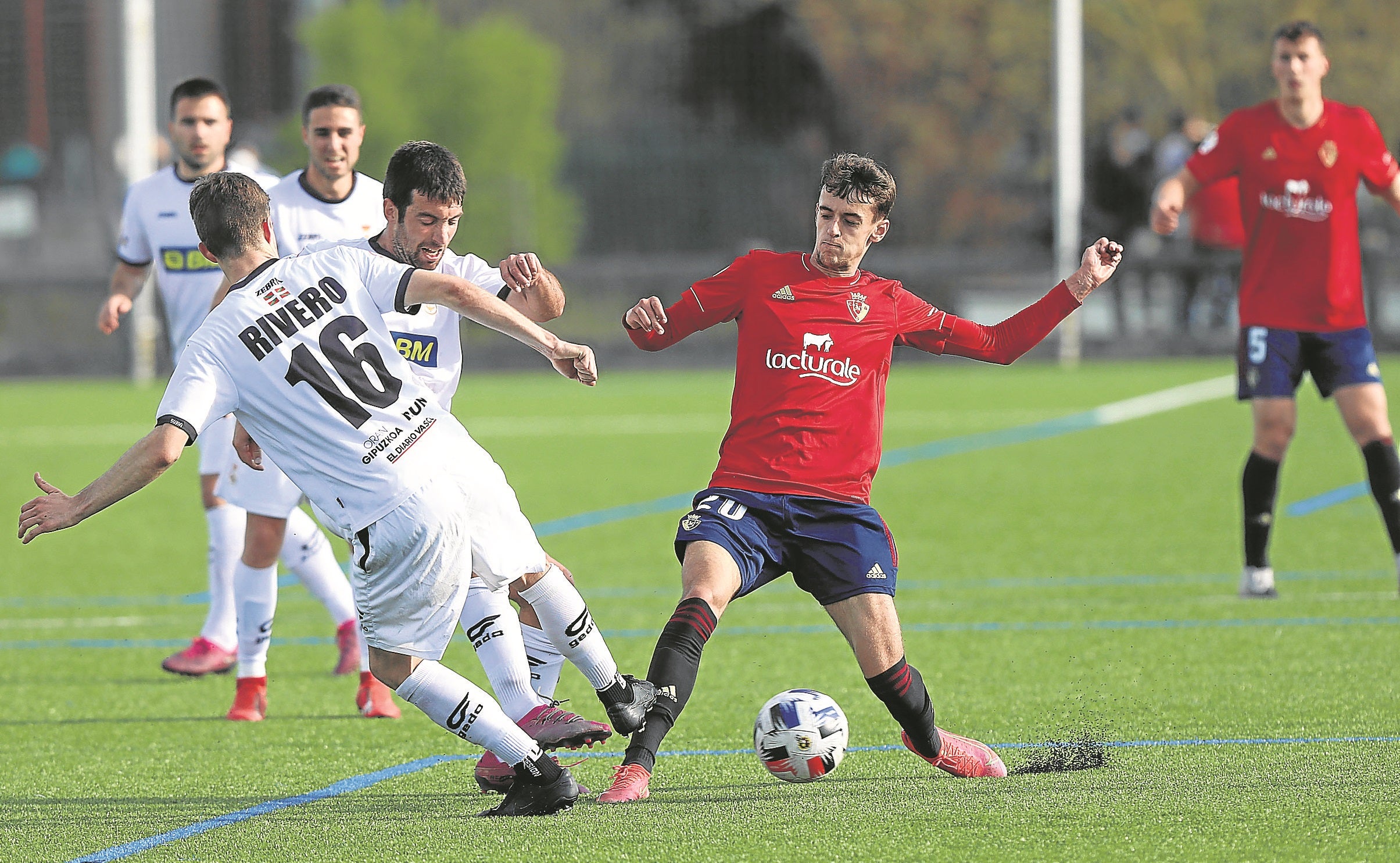 Rivero trata de cortar el avance de un jugador de Osasuna Promesas, ayer en el encuentro disputado en Tajonar.