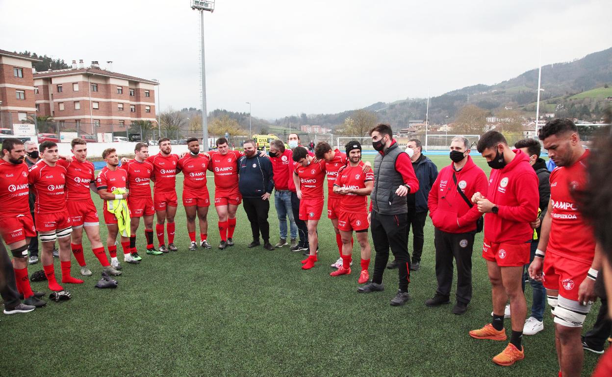Iñigo Marotia se dirige a sus jugadores. 